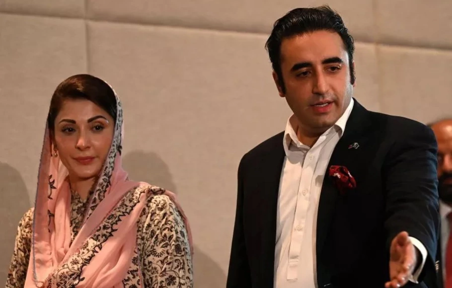 Menteri Luar Negeri Pakistan Bilawal Bhutto Zardari (kanan) dan Maryam Nawaz, putri mantan Perdana Menteri Nawaz Sharif, tiba untuk berpidato di konferensi pers di Islamabad pada 25 Juli 2022. 