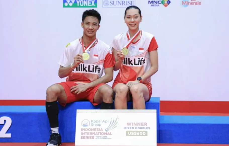 Pasangan Dejan Ferdinansyah/Gloria Emanuelle Widjaja keluar sebagai juara ganda campuran Indonesia International Series 2022
