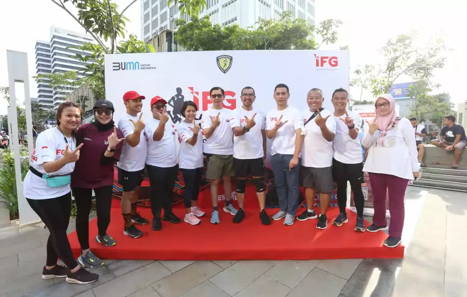 Jajaran direksi IFG berpose bersama dalam acara Sunday Morning Run di Jakarta, Minggu 25 September 2022