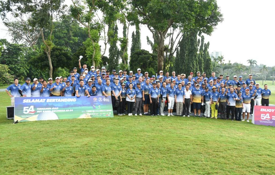 Para peserta Golf Tournament HUT Kadin ke-54 di Jakarta, Sabtu, 24 September 2022. Sebagai mitra strategis pemerintah yang adaptif serta responsif, Kadin Indonesia juga berperan penting dalam mendorong percepatan pemulihan perekonomian Indonesia yang terdampak pandemi Covid-19, memaksimalkan potensi dunia usaha di Indonesia, juga berperan sebagai penggerak perekonomian nasional.