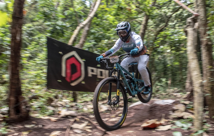 Pesepeda gunung melaju saat balapan pada acara “Mountain Bike Indonesia” di Gunung Pinang Bike Park, Cilegon, Banten, Minggu 25 September 2022.