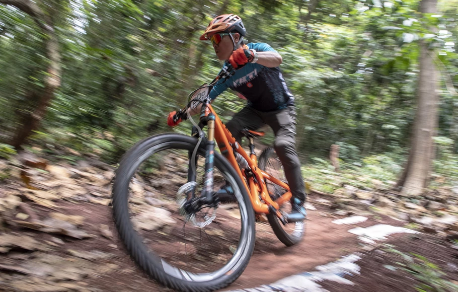 Pesepeda gunung melaju saat balapan pada acara “Mountain Bike Indonesia” di Gunung Pinang Bike Park, Cilegon, Banten, Minggu 25 September 2022.