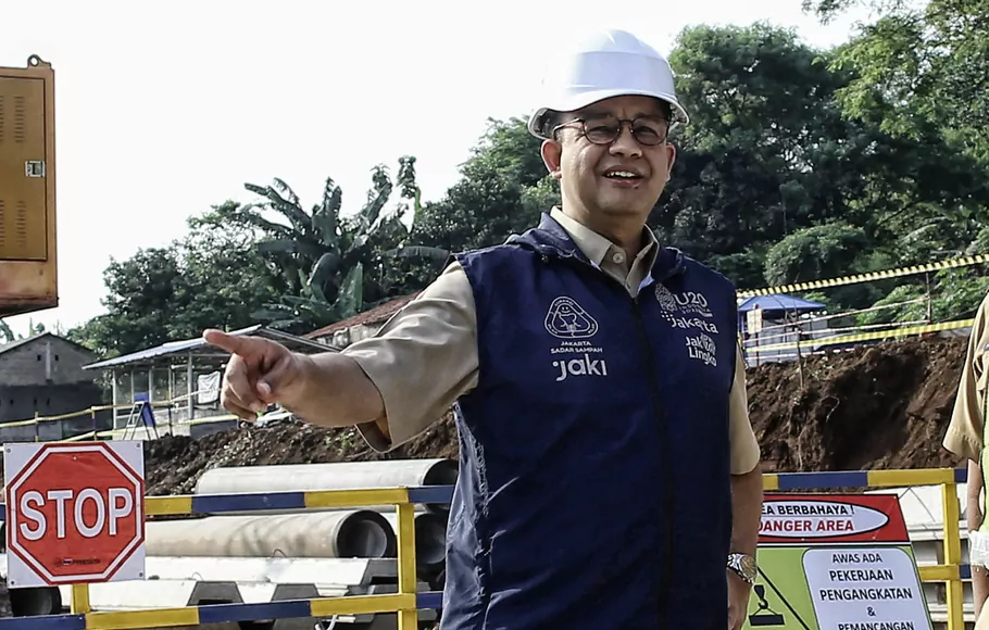 Gubernur DKI Jakarta, Anies Baswedan saat kunjungan kerja meninjau proyek pembangunan saringan sampah di Kali Ciliwung, Segmen TB Simatupang di perbatasan Pasar Rebo (Jakarta Timur) dengan Jagakarsa (Jakarta Selatan), Senin 26 September 2022.