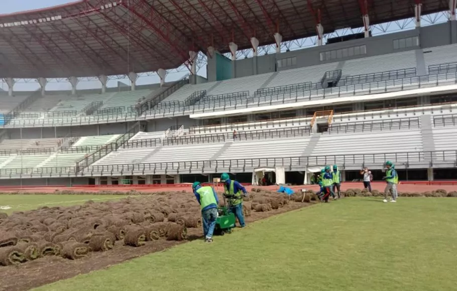 Pengerjaan rumput Stadion Gelora Bung Tomo (GBT), Surabaya.