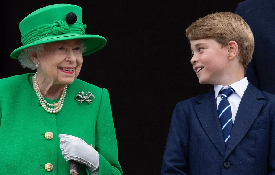Pangeran George dengan Ratu Elizabeth II.