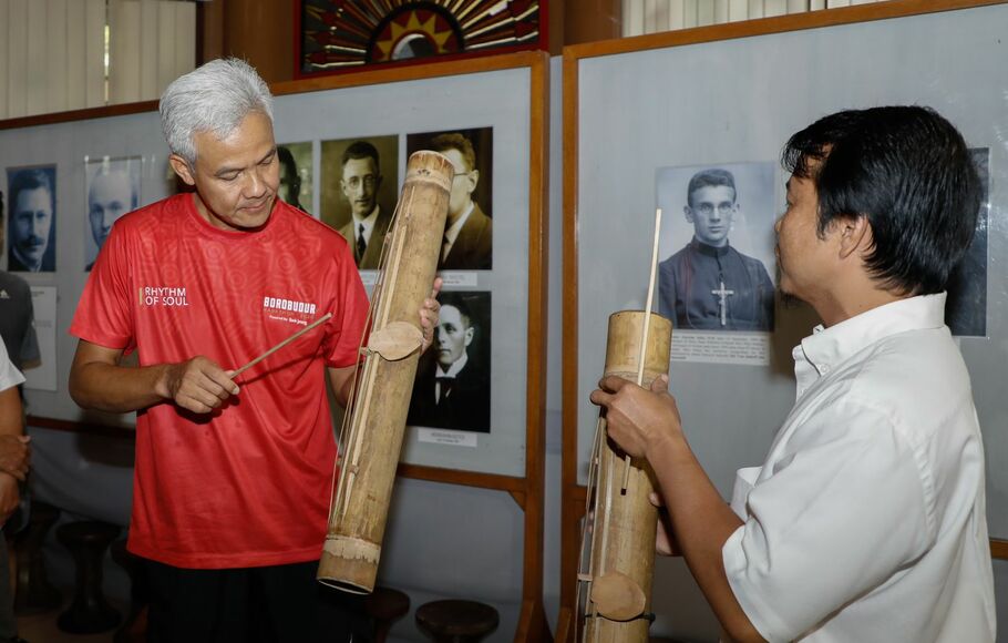 Gubernur Jawa Tengah (Jateng) Ganjar Pranowo menerima alat musik tradisional khas Nias yakni Tutuhao dan sebuah buku yang mengulas tentang Pulau Nias saat berkunjung ke Museum Nias di Gunung Sitoli, pada Senin, 26 September 2022.