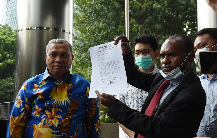 Kuasa hukum Gubernur Papua Lukas Enembe Stefanus Roy Rening (kiri) dan rekannya, menunjukkan surat keterangan tentang kondisi kesehatan dari kliennya saat mendatangi Gedung Merah Putih KPK, di Jakarta, Senin, 26 September 2022.