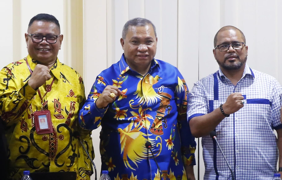 Tim penasihat hukum Gubernur Papua Lukas Enembe yang dipimpin Stefanus Roy Rening (tengah), memberikan keterangan pers di Kantor Penghubung Pemerintah Provinsi Papua di Jakarta, Senin, 26 September 2022.