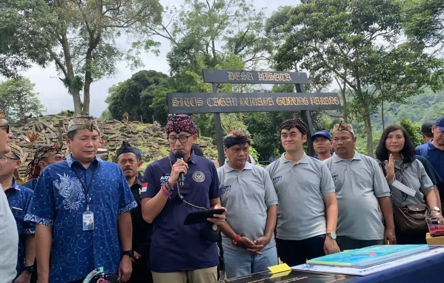Menteri Pariwisata dan Ekonomi Kreatif (Menparekraf) Sandiaga Uno menyambangi desa wisata Gunung Padang, Kabupaten Cianjur.  
