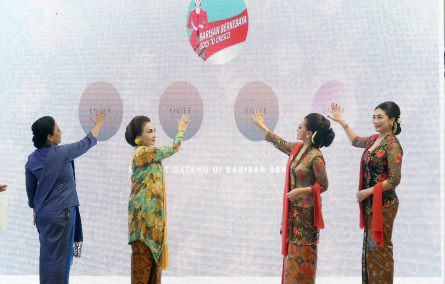 Perempuan Indonesia yang peduli terhadap batik dan kebaya, yang tergabung dalam Barisan Berkebaya meluncurkan situs barisanberkebaya.com.