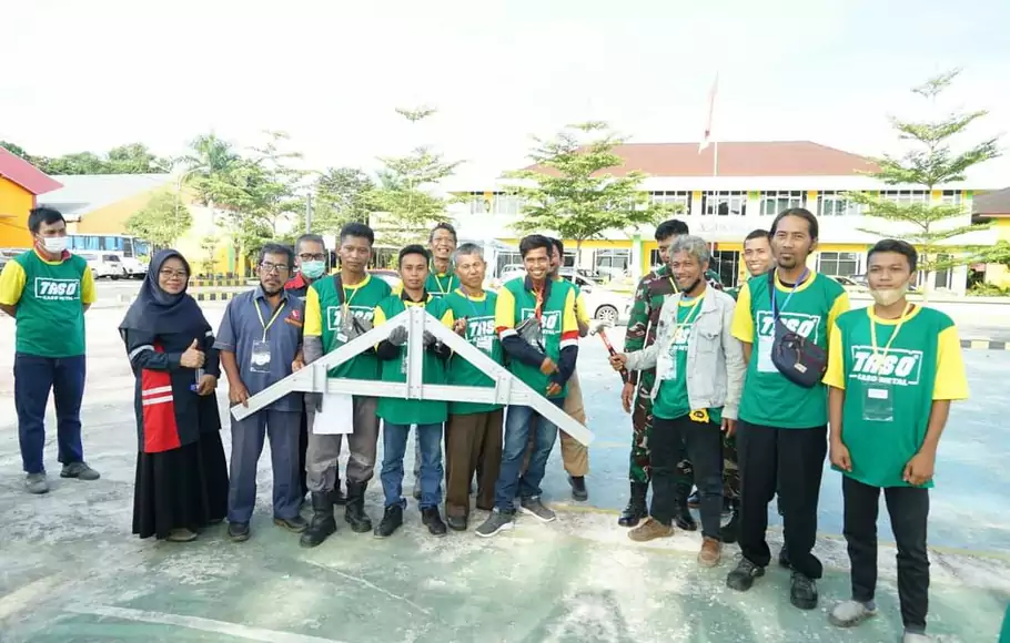 Pekerja bangunan di Samarinda dan Balikpapan yang tergabung dalam Himpunan Usahawan Mikro Kecil Menengah Bangunan Nasional Indonesia (Huni) menjalani pelatihan dan sertifikasi sebagai aplikator baja ringan.