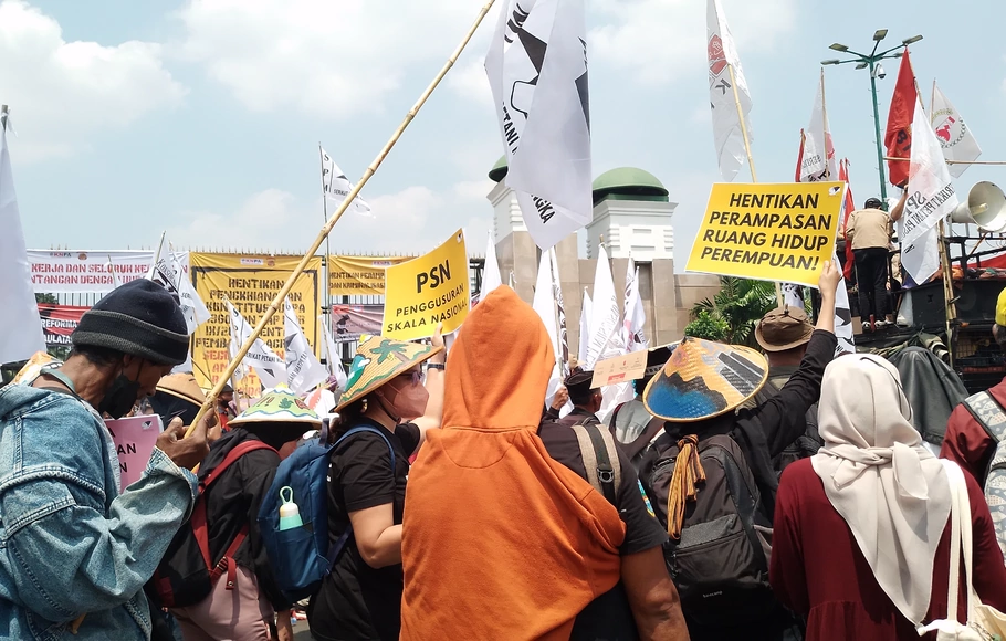 Peserta unjuk rasa di Gedung DPR RI, Jakarta Pusat, pada Selasa 27 September 2022