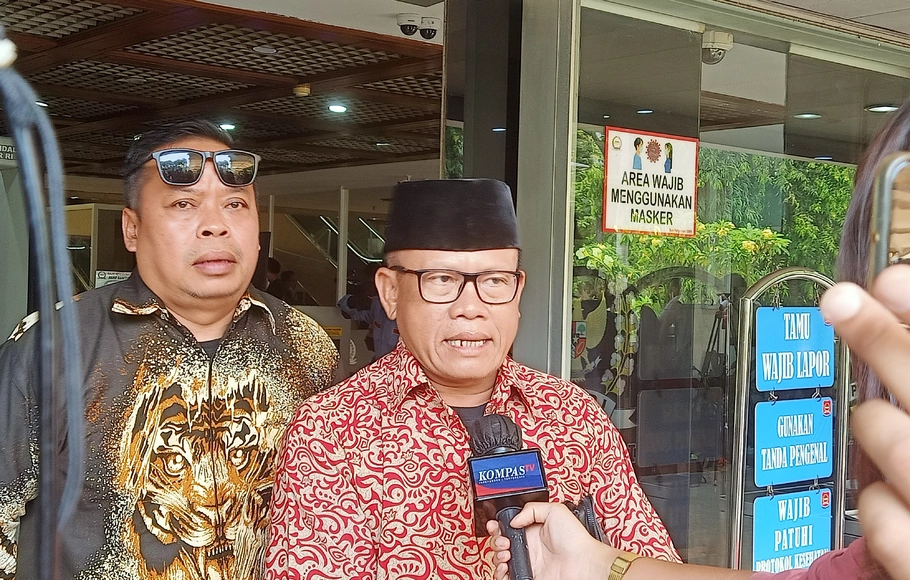 Ketua IPW Sugeng Teguh Santoso usia menghadiri rapat tertutup MKD, di Gedung DPR, Kompleks Parlemen, Senayan, Jakarta, Selasa, 27 September 2022.
