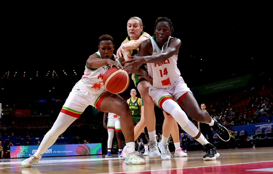 Pemain Mali Salimatou Kourouma (kiri) dan Sika Kone (kanan) bertarung memperbutkan bola dengan Darcee Garbin (tengah) dari Australia dalam Kejuaraan Dunia Bola Basket Putri Grup B di Sydney, 23 September 2022. 