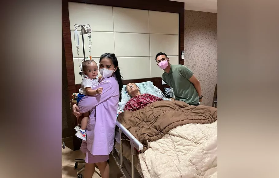 Raffi Ahmad bersama Nagita Slavina saat menjenguk Mami Popon yang tengah dirawat di Rumah Sakit Bunda, Menteng, Jakarta Pusat, Senin, 26 September 2022.