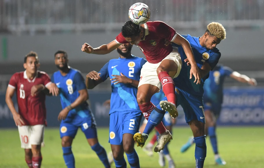 Pemain Indonesia Rizky Ridho (kedua kanan) menyundul bola ke gawang Curacao dalam pertandingan 