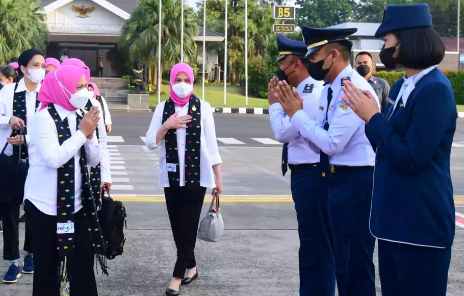 Ibu Negara Iriana Joko Widodo bersama para anggota Organisasi Aksi Solidaritas Era Kabinet Indonesia Maju (OASE KIM) bertolak menuju Nusa Tenggara Timur (NTT).