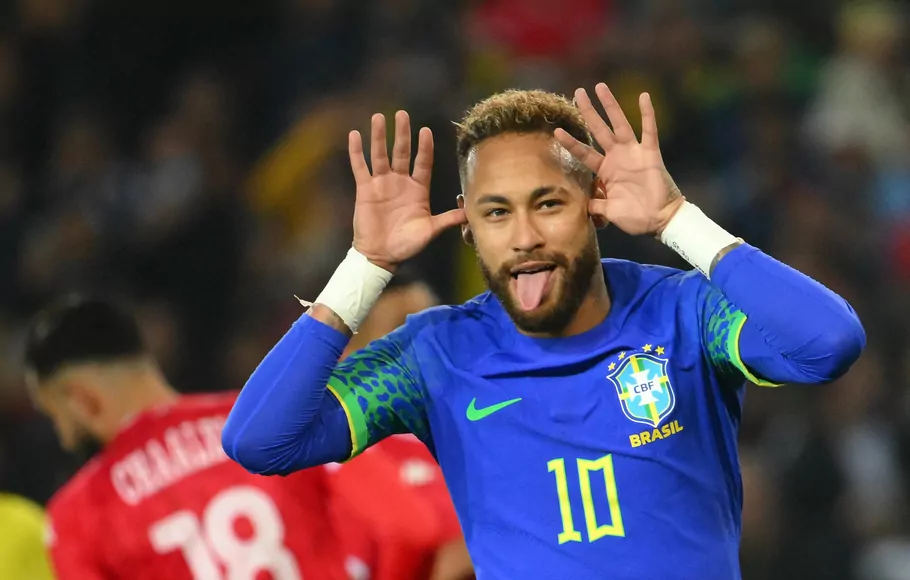 Selebrasi striker Timnas Brasil Neymar usai menjebol gawang Tunisia dalam laga uji coba di Paris, Rabu, 28 September 2022.
