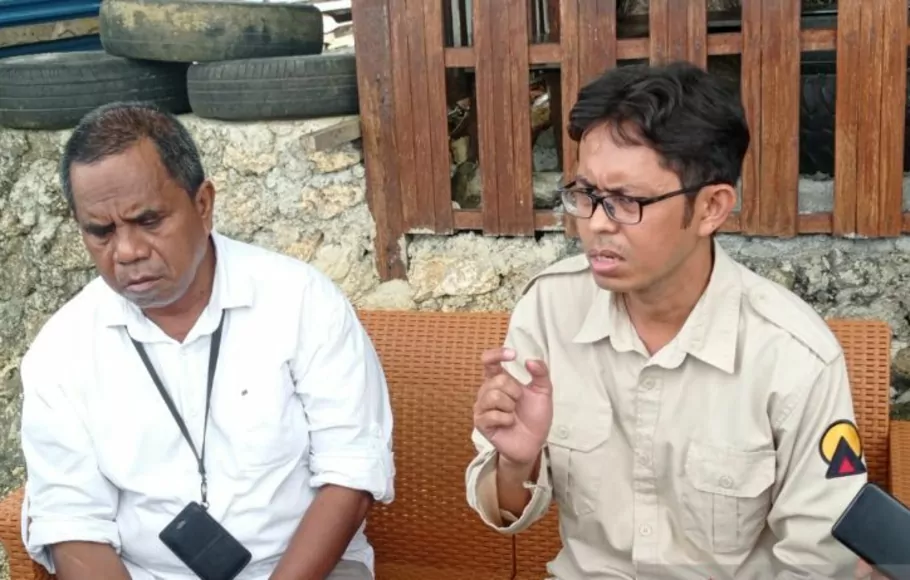 Ketua PWI Provinsi Papua Barat Bustam (kanan) saat memberikan pernyataan terkait  wartawan penerima upeti dari tambang emas ilegal di Manokwari, Rabu, 28 September 2022.