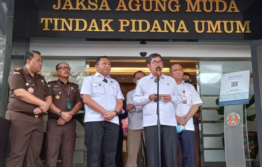 Jaksa Agung Muda bidang Tindak Pidana Umum (Jampidum) Fadil Zumhana memberi keterangan kepada wartawan di Jakarta, Rabu, 28 September 2022, tentang kelengkapan berkas perkara Irjen Ferdy Sambo dan tersangka lainnya. 