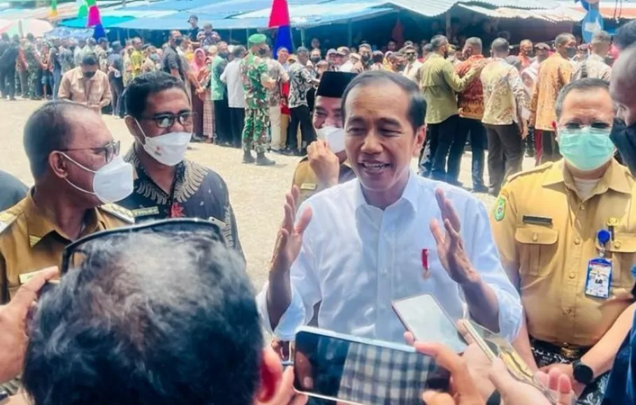Presiden Joko Widodo (Jokowi) memberikan keterangan kepada awak media seusai meninjau Pasar Rakyat Jailolo di Kabupaten Halmahera Barat, Maluku Utara, Rabu, 28 September 2022.