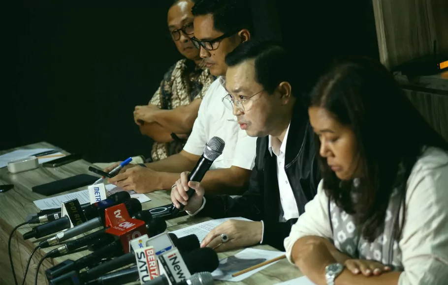 Tim kuasa hukum tersangka Ferdy Sambo dan Putri Chandrawathi dalam kasus dugaan pembunuhan berencana terhadap Brigadir Yosua, Arman Hanis (dua kanan), Febri Diansyah (dua kiri), dan Rasmala Aritonang (kiri), memberikan keterangan pers di Jakarta, Rabu 28 September 2022.