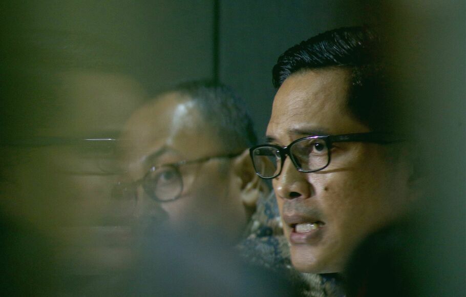 Tim kuasa hukum tersangka Ferdy Sambo dan Putri Chandrawathi dalam kasus dugaan pembunuhan berencana terhadap Brigadir Yosua, Febri Diansyah (kanan), dan Rasmala Aritonang (kiri), memberikan keterangan pers di Jakarta, Rabu 28 September 2022.