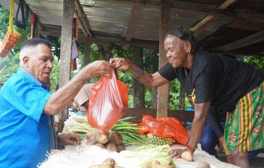 Penjabat (Pj) Gubernur Papua Barat, Paulus Waterpauw membeli sayuran dan buah-buahan dari hasil kebun di sebuah pondok Mama Papua. 