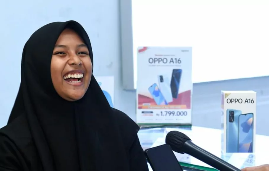 Pelajar SMA Negeri 1 Batauga, Buton Selatan, Sulawesi Tenggara bernama Sabrila mendapatkan telepon genggam baru dari Presiden Joko Widodo, Rabu, 28 September 2022.