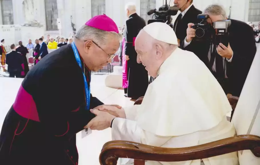 Uskup Agung Keuskupan Agung Merauke Mgr PC Mandagi saat berjumpa dengan Paus Fransiskus di Vatikan, Rabu, 21 September 2022.