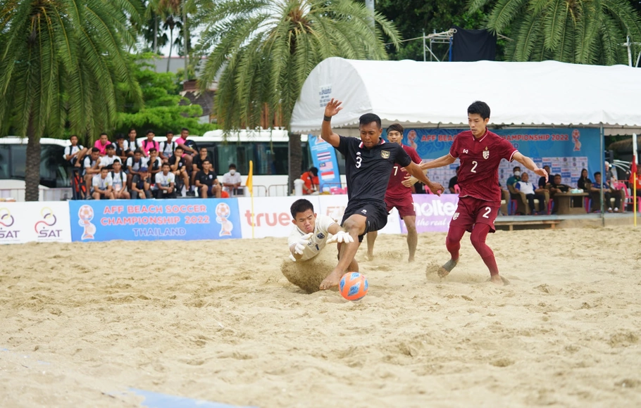 Timnas Sepak Bola Pantai Indonesia (hitam) saat bertemu Thailand (merah) dalam AFF Beach Soccer Championship, Rabu, 29 September 2022.
