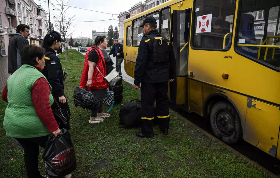 Penduduk setempat menaiki bus untuk dievakuasi dari Kramatorsk, Ukraina timur, pada Rabu  28 September 2022, di tengah invasi Rusia ke Ukraina. 