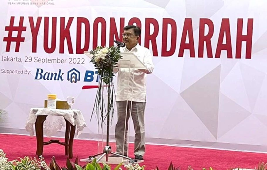 Ketua Umum PMI Jusuf Kalla memberikan sambutan pada acara donor darah para bankir dari bank-bank di Indonesia, bertajuk #YUKDONORDARAH, di Menara BTN Jakarta, Kamis (29/9/2022), .