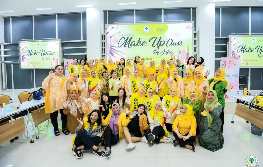 Para wanita yang tergabung dalam Ikatan Istri Partai Golkar (IIPG) foto bersama seuai menggelar pelatihan merias bertitel Beauty Make Up Class untuk para anggotanya, Rabu, 28 September 2022.