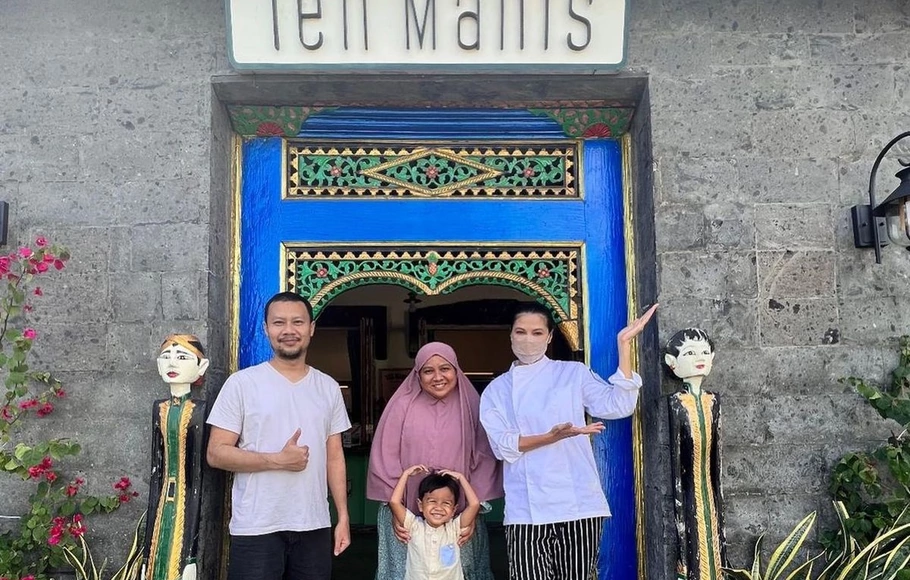 Artis Tamara Bleszynski (kanan) bersama pelanggannya di Rumah Makan Teh Manis yang berada di Bali.