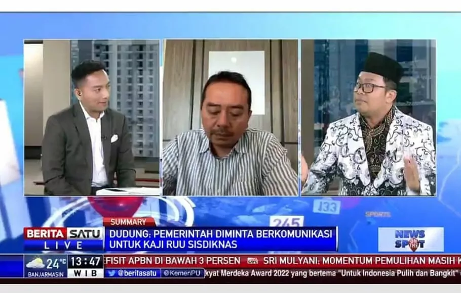Ketua Komisi X DPR Saiful Huda (tengah) dan Wakil Sekjen PB PGRI Dudung Abdul Qodir (kanan), dalam wawancara di Program News On Spot bertajuk 