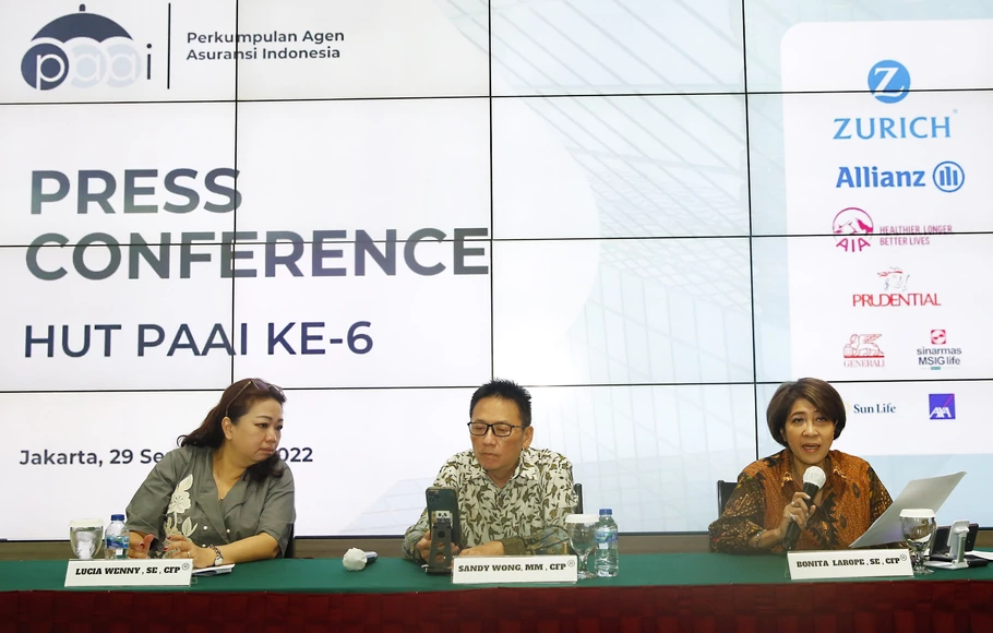 Ketua Umum Perkumpulan Agen Asuransi Indonesia (PAAI) Lucia Wenny, Founder PAAI Wong Sandy Surya, dan Ketua Panitia HUT ke-6 PAAI Bonita Larope dalam konferensi pers HUT ke-6 PAAI di Jakarta, Kamis, 29 September 2022.