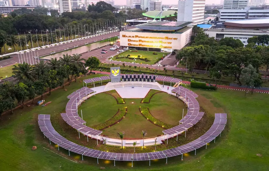 Panel surya pada PLTS di Taman Energi DPR, Gedung Kura-Kura, Gedung DPR, Kompleks Parlemen, Senayan, Jakarta.