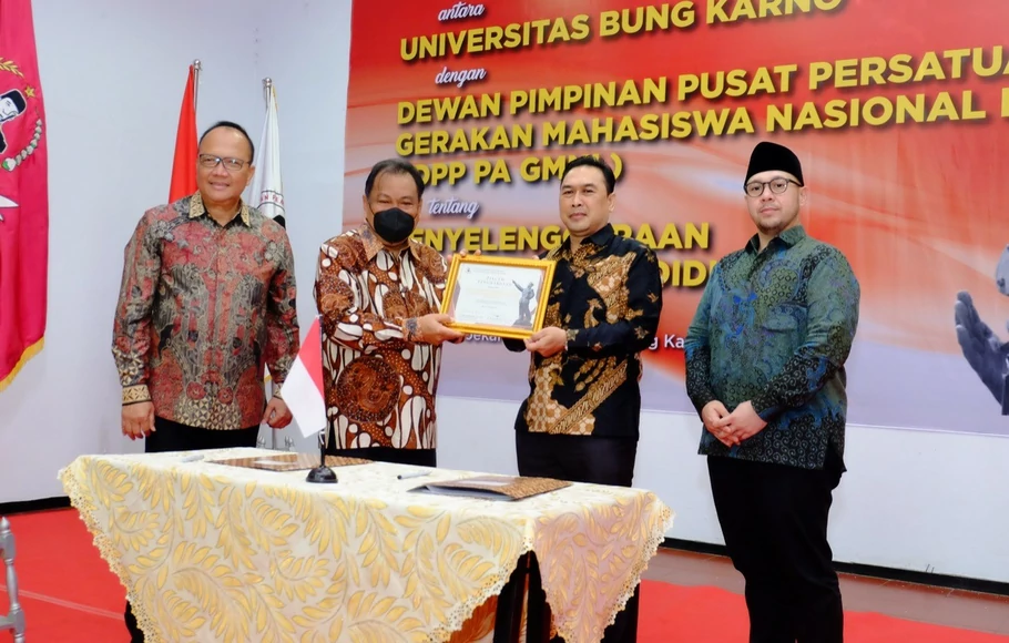Penandatangan kesepakatan (MOU) oleh Ketua Harian DPP PA GMNI Arudji Wahyono dan rektor UBK Didik Suhariyanto di aula UBK Jakarta, Kamis 29 September 2022.