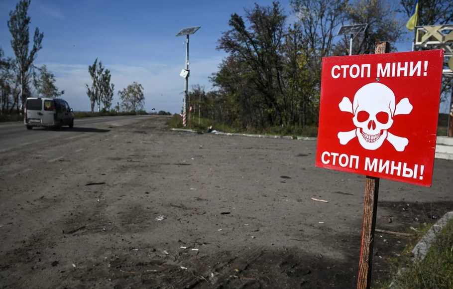 Foto ini diambil di Izyum, Ukraina timur pada Kamis 29 September 2022, menunjukkan tanda peringatan ranjau darat di sebelah jalan, di tengah invasi Rusia ke Ukraina. 