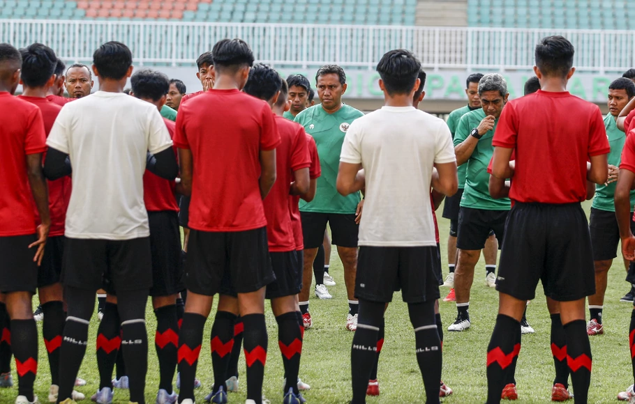 Pelatih kepala Timnas sepak bola Indonesia U-17 Bima Sakti (tengah) memberikan pengarahan kepada sejumlah pesepak bola Timnas saat latihan di Stadion Pakansari, Kabupaten Bogor, Jawa Barat, Jumat, 30 September 2022.