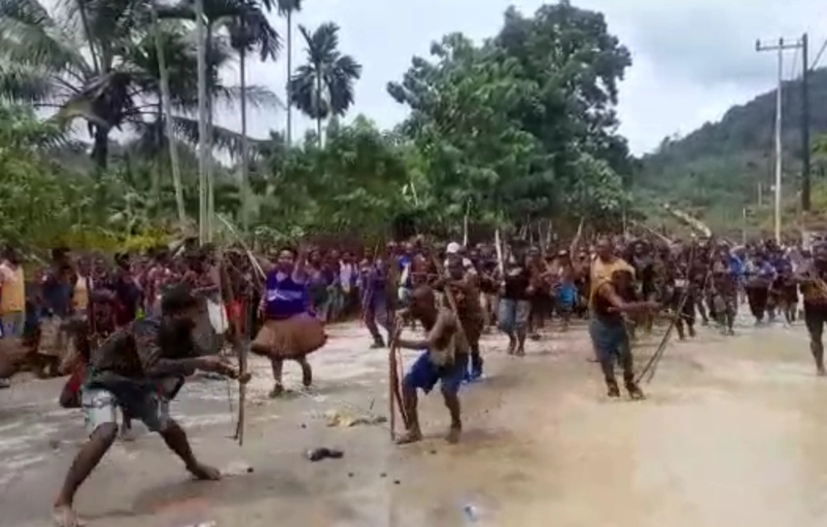Ratusan massa pendukung di kediaman Gubernur Papua, Lukas Enembe di Koya Tengah, Jayapura, Papua. 