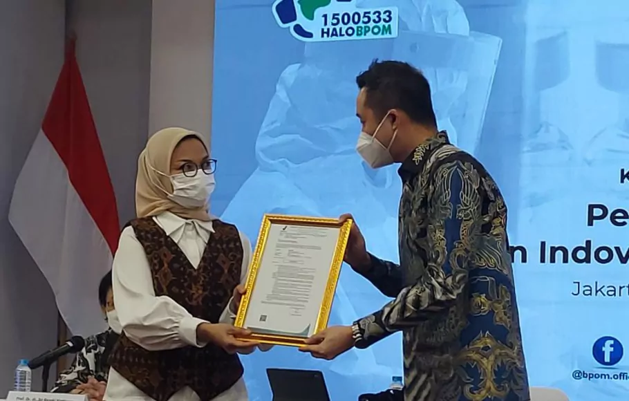 Direktur Utama PT Etana Nathan Tirtana (kanan) menerima izin penggunaan darurat (EUA) vaksin Covid-19 dari Kepala BPOM Penny K Lukito di Gedung BPOM RI, Jakarta, Jumat, 30 September 2022.