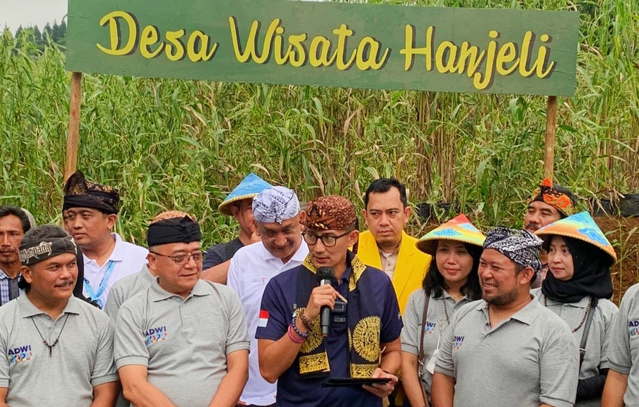 Menparekraf Sandiaga Uno mengunjungi hasil restorasi Desa Wisata Hanjeli yang fokus mengembangkan program ketahanan pangan dan masuk dalam 50 besar desa wisata terbaik Anugerah Desa Wisata Indonesia (ADWI) 2022.  