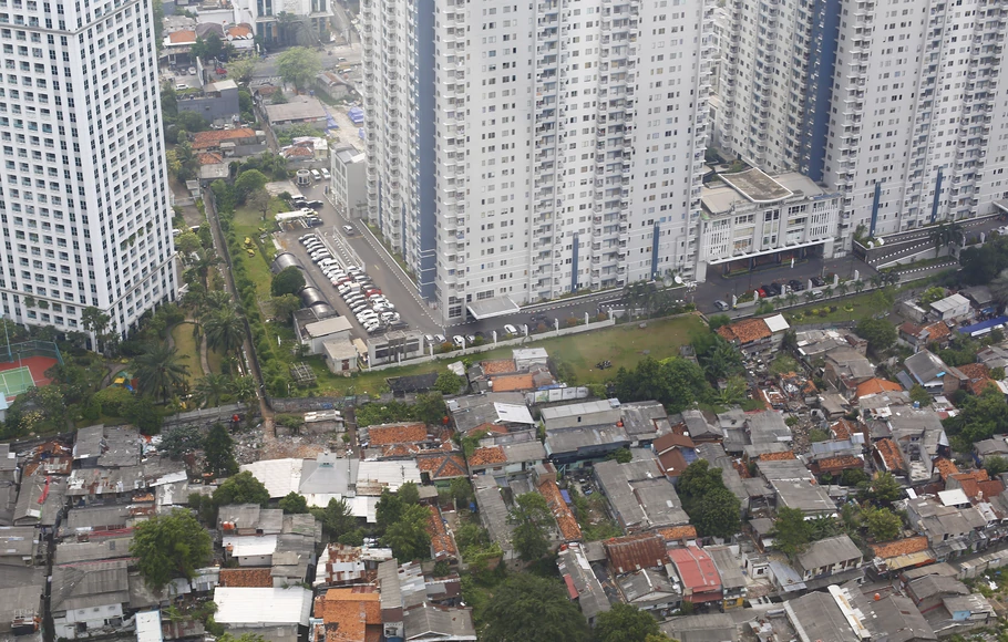 Foto Kepadatan rumah penduduk di antara hunian vertikal di Jakarta.