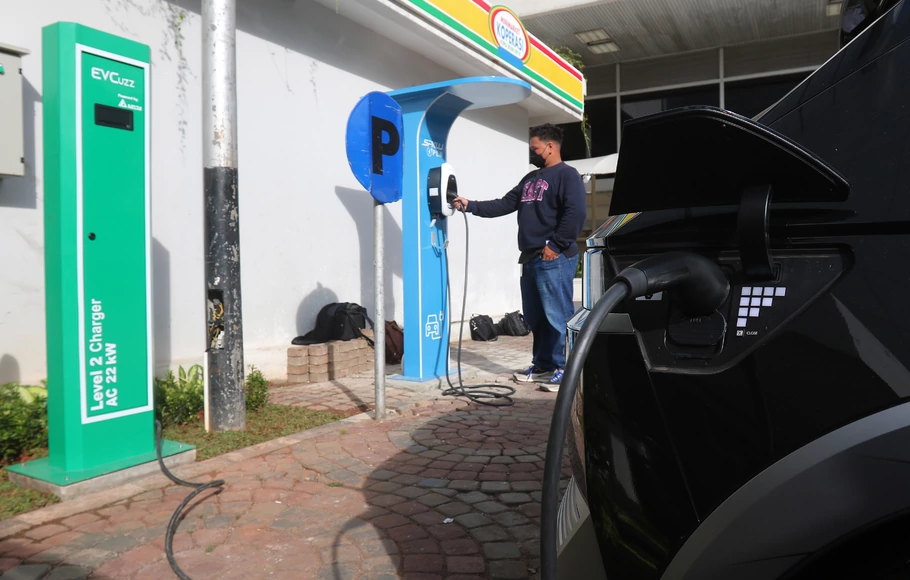 Pengisisan batreai mobil listrik Hyundai Ionic 5 yang parkir di pengisian daya baterai di halaman Komplek DPR RI, Jakarta.