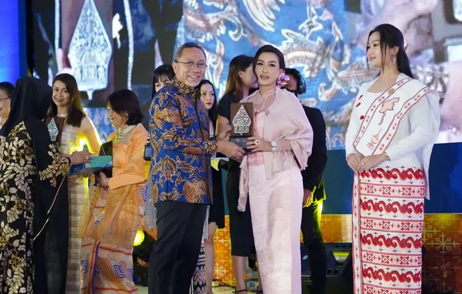 Menteri Perdagangan Zulkifli Hasan menyerahkan AWEN Awards 2022 di Jakarta, Jumat, 30 September 2022. Penyerahan award tersebut dilakukan di sela-sela pertemuan ASEAN Women Entrepreneurs Network.