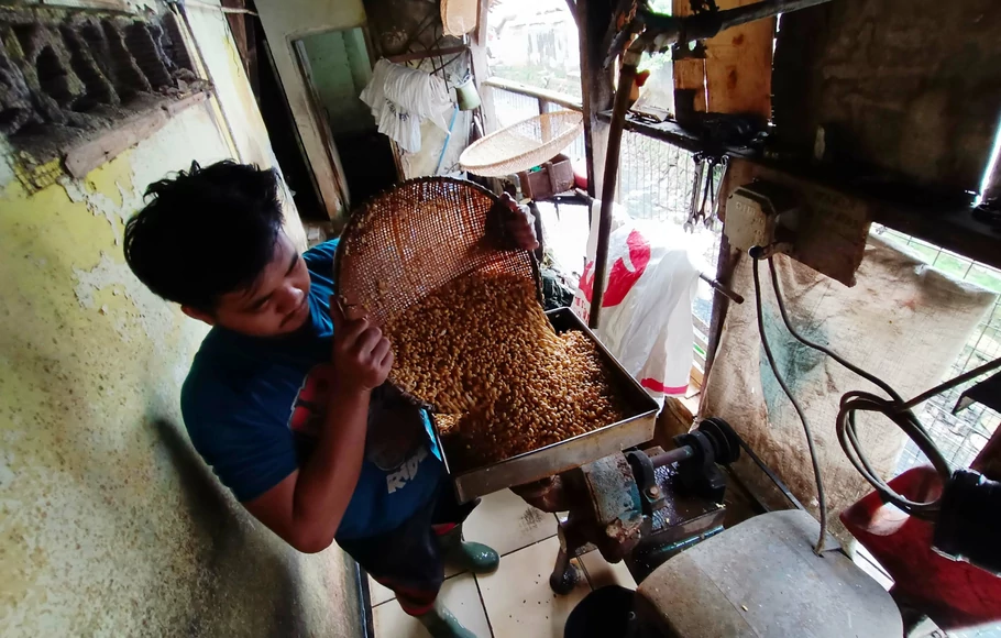 Pekerja memproduksi tahu di sebuah industri rumahan di Petukangan, Jakarta, Jumat, 30 September 2022. Menurut perajin sudah tiga kali harga kedelai naik dalam sepekan ini membuat perajin mengurangi jumlah produksinya yang biasanya 300 kg menjadi 200 kg per hari.