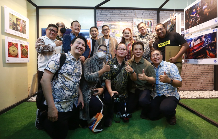 Menteri Pariwisata dan Ekonomi Kreatif (Parekraf) Sandiaga Salahuddin Uno didampingi Wakil ketua Federasi Senifoto Indonesia dan Penasehat Lembaga Fotografi Candra Naya, serta para fotografer.