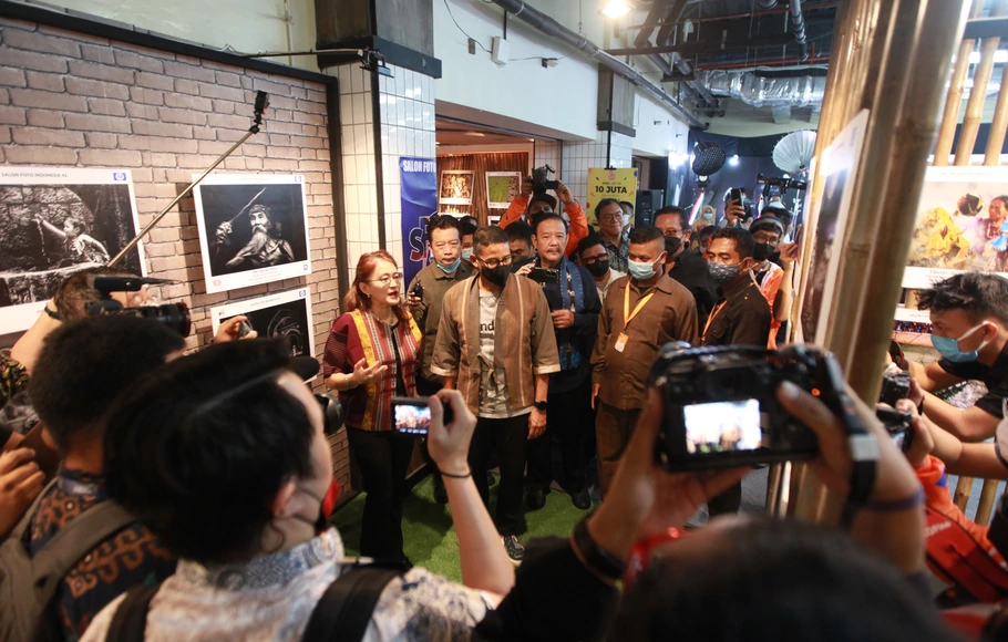Menteri Pariwisata dan Ekonomi Kreatif (Parekraf) Sandiaga Salahuddin Uno (kanan) didampingi Wakil ketua Federasi Senifoto Indonesia dan Penasehat Lembaga Fotografi Candra Naya, melihat karya foto peserta Pemenang Salon Foto Indonesia 42 (SFI42).
